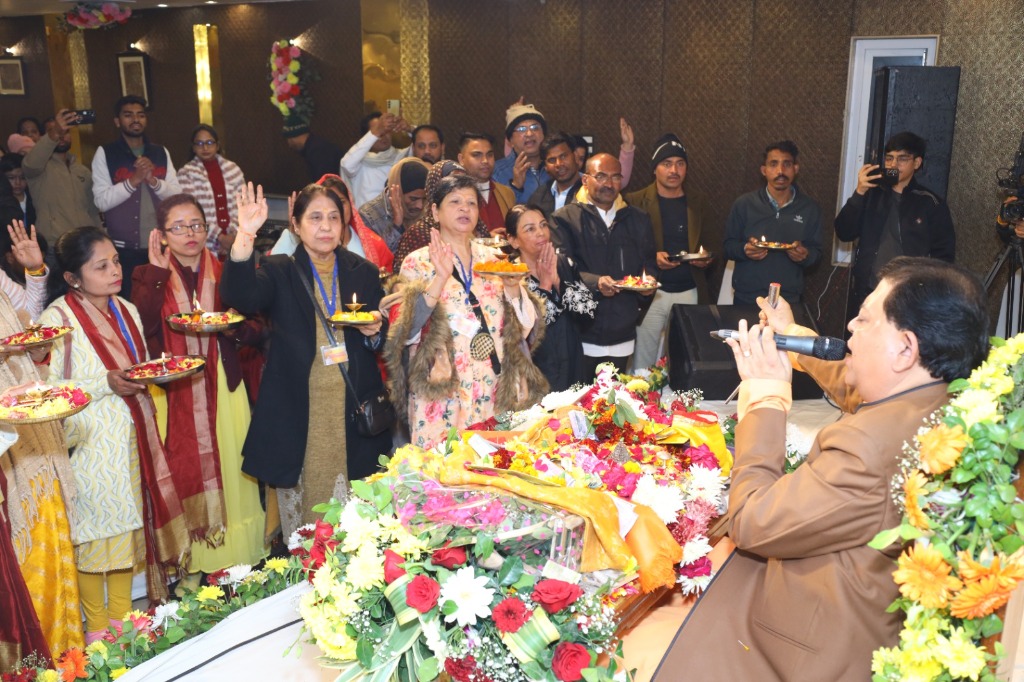 Satsang gathering with Guru Ji performing Aarti
